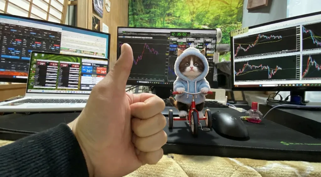 FXトレーダーゆたまるのトレード環境 4画面マルチモニターとマスコットキャラクターの猫