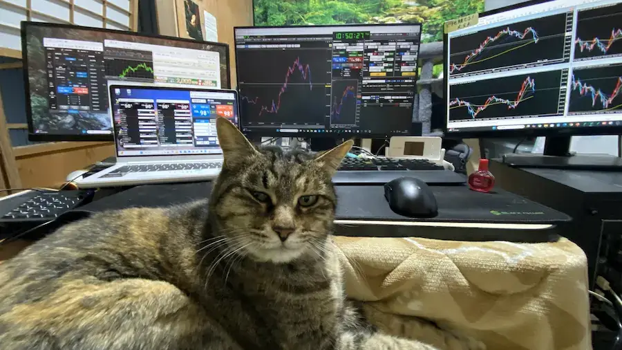 FXトレーダーのデスク環境 3画面モニターとノートパソコンを併用